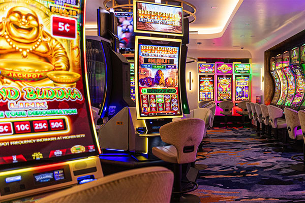 Permainan mesin slot pada casino umumnya sudah mudah dioperasikan, karena Anda hanya perlu menekan tombol dan menunggu hasil putaran mesin.